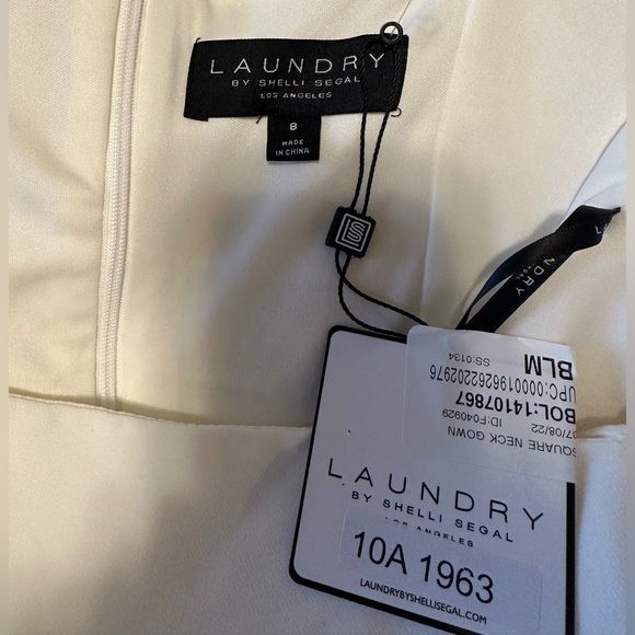 Laundry by Shelli Segal Square Neck Fishtail Gown - Picture 5 of 5